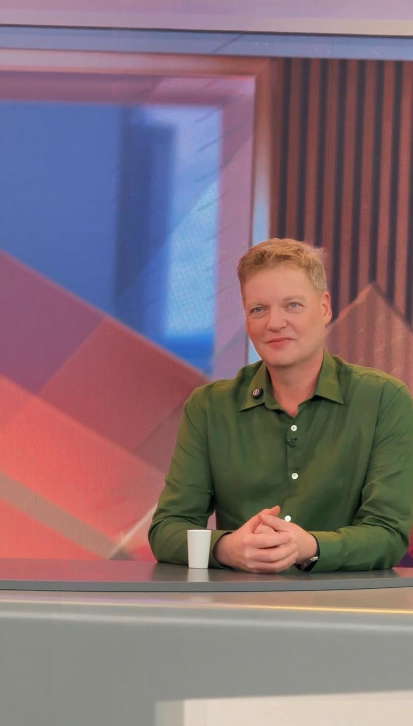 Richard Vâun em estúdio de televisão